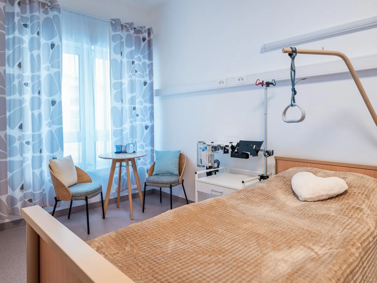 Barrierefreies Bewohnerzimmer mit Pflegebett